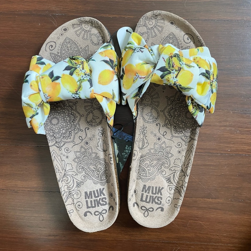 NWT Lemon Print Slides